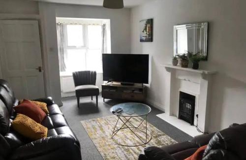 Aston-le-Walls Apartment | Contractor and family friendly spacious 3-Bed House with private parking, WiFi, garden area
