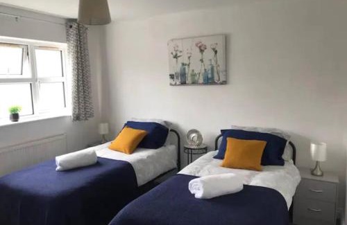 Aston-le-Walls Apartment | Contractor and family friendly spacious 3-Bed House with private parking, WiFi, garden area