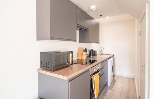 Bradford Apartment | Contractor-Friendly Stay Near Bradford City Centre