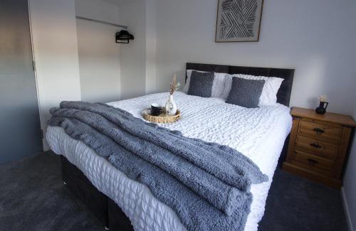 Luton Apartment | Contractors, Medical staff, Relocators, Families- 5 Bedroom 3 bathroom house- 2min walk to L&D