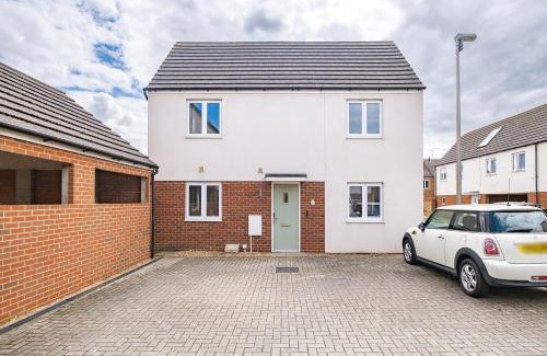 Newport Pagnell House | Contractors Retreat 3 bed house, sleeps up to 7, free parking