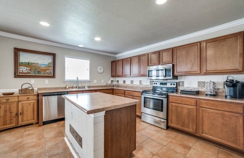 Live Oak House | Contractors, Spacious, JBSA- Randolph, Ft. Sam, Pearl, Riverwalknn