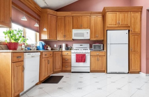Revere House | Convenience at Conant! Home Away From Home For 5-8 guests!
