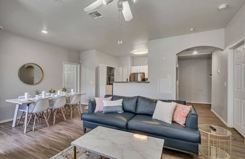 Clearfield Apartment | Convenient 1st Floor 2BR with Pool, Hot Tub, and Extra Bed, Near Hill AFB