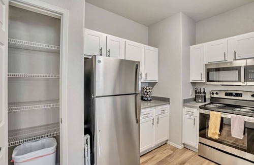 Clearfield Apartment | Convenient 1st Floor 2BR with Pool, Hot Tub, and Extra Bed, Near Hill AFB