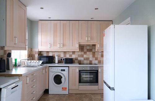 Luton House | Convenient 3 Bedroom House with Garden in Luton