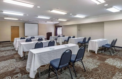 Aurora House | Convenient access to the Denver Airport and downtown