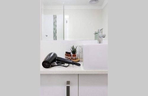 Ascot Apartment | CONVENIENT AIRPORT SUNNY GARDEN WIFI NETFLIX WINE