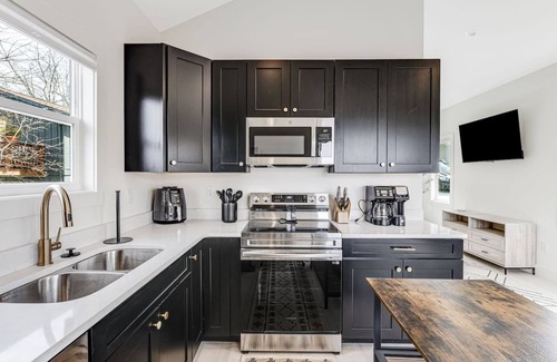 Kenilworth House | Convenient Downtown 1-Bed Home, Extended Stays & Pet-Friendly
