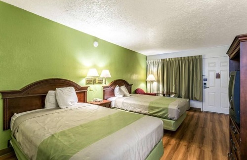 Edgewood Hotel | Convenient Room for Travelers w/Breakfast & Pet-Friendly Accommodations