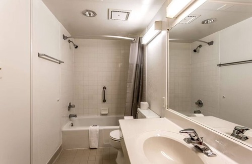 Edgewood Hotel | Convenient Room for Travelers w/Breakfast & Pet-Friendly Accommodations