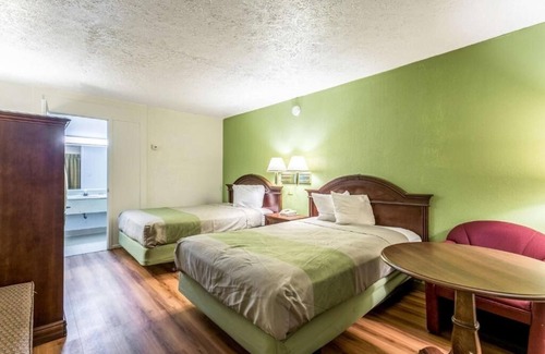 Edgewood Hotel | Convenient Room for Travelers w/Breakfast & Pet-Friendly Accommodations