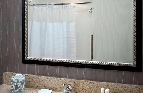Newark Hotel | Convenient Stay in Delaware! Free Parking, Pool, Pets Allowed