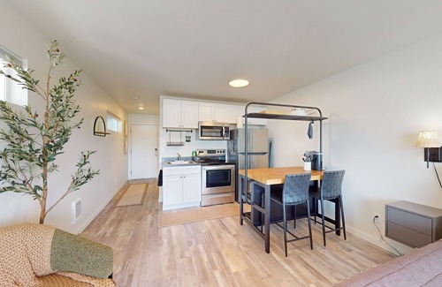 Evergreen Apartment | Conveniently located condo with full kitchen, W/D & TV's