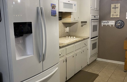 Palestine House | Conveniently located 3 bedroom, 2 bathroom home, 5 minutes from downtown.