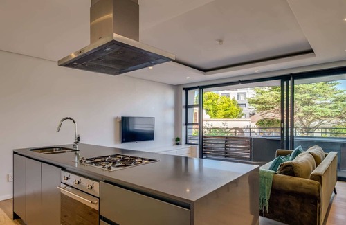 Three Anchor Bay Apartment | Conveniently Located Apartment in Green Point (C on S)