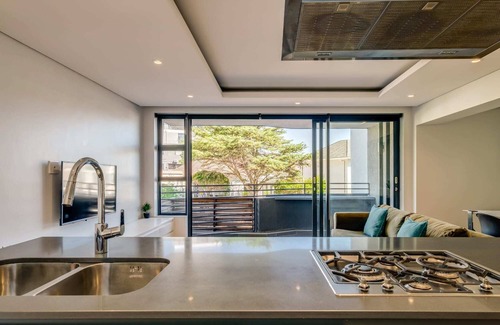 Three Anchor Bay Apartment | Conveniently Located Apartment in Green Point (C on S)
