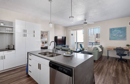 Rio Grande Apartment | Convention Ctr - Stylish 2BD/2BA w/Pool/Gym/Htub