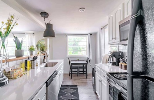 Victorian Village Apartment | Convention– Short North – Private Parking – Pets