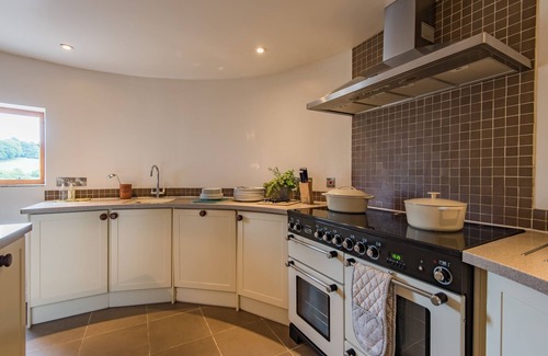 Ewhurst Green House | Converted barn/Oast House with amazing views and EV chargers