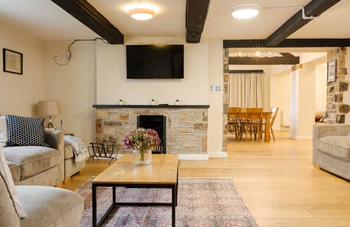 Cauldon Low House | Converted pub, sleeping up to 34 guests. Close to Alton Towers and Ashbourne.
