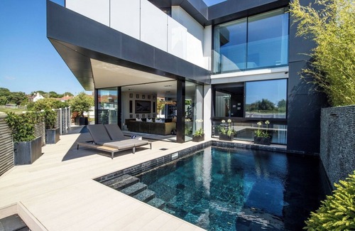 Cooden House | Cooden Beach: 4BD Retreat with Pool and Cinema