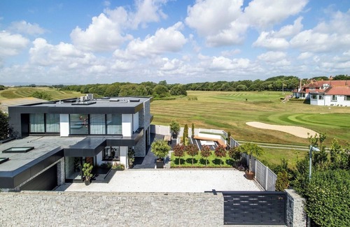 Cooden House | Cooden Beach: 4BD Retreat with Pool and Cinema