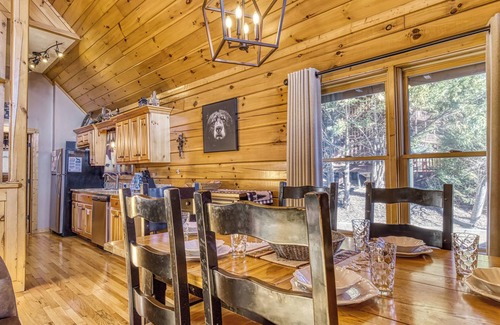 Black Bear Falls Cabin | Cookies Cabin | 2BR + Game Room | Hot Tub | Mountain Views | Near Gatlinburg