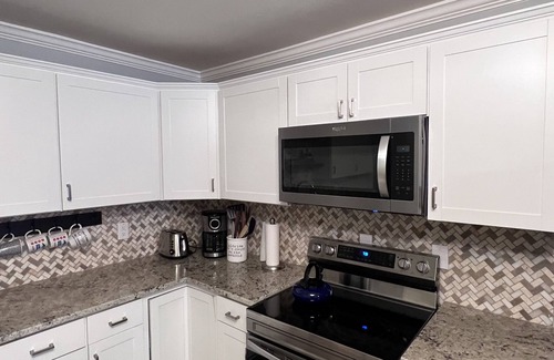 Monroe House | Cool and Calm 4bd 4ba close to all amenities in the city,