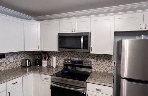 Monroe House | Cool and Calm 4bd 4ba close to all amenities in the city,