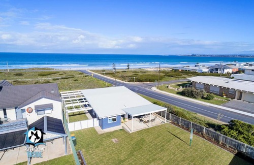 Middleton House | Cool Beach “Shack' + Spectacular Views + Netflix