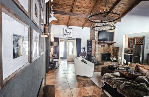 Angel Fire House | Cool Mountain-Chic Retreat HOME for Couples and Families !