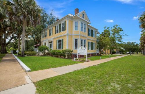 Historic Downtown Apalachicola Hotel | Coombs Inn & Suites