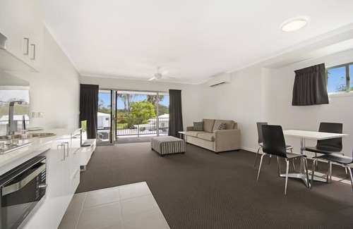 Cooroy Hotel | Cooroy Luxury Motel Apartments Noosa