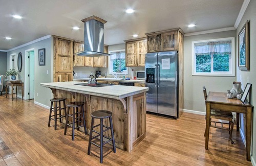 Coos Bay Cottage | Coos Bay Retreat < 2 Mi to Marina & Casino!