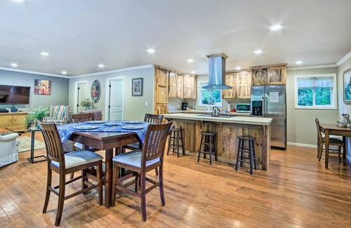 Coos Bay Cottage | Coos Bay Retreat < 2 Mi to Marina & Casino!