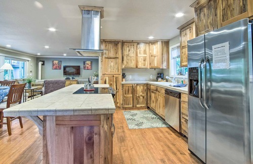 Coos Bay Cottage | Coos Bay Retreat < 2 Mi to Marina & Casino!