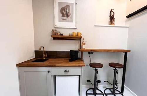 County Cavan Cottage | Copper Cove Cottage Romantic Lakeside Escape with Hot Tub, Sauna & Kayaks