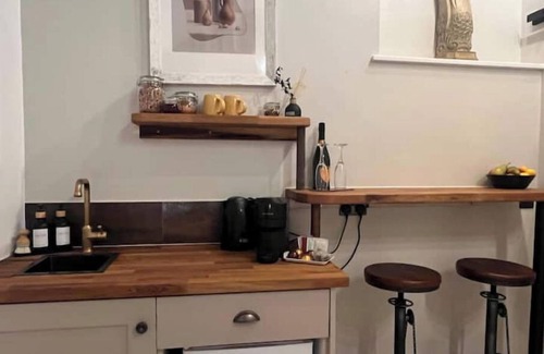County Cavan Cottage | Copper Cove Cottage Romantic Lakeside Escape with Hot Tub, Sauna & Kayaks