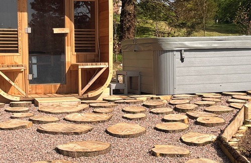 County Cavan Cottage | Copper Cove Cottage Romantic Lakeside Escape with Hot Tub, Sauna & Kayaks