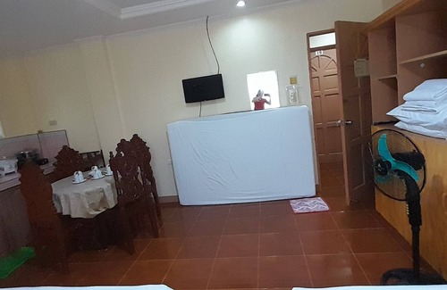 Balabag Apartment | CORALYN'S PLACE FAMILY of 5 with private toilet and kitchenette