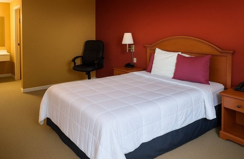 Anthony House | Coratel Inn & Suites by Jasper Anthony-Deluxe 1 Queen Bed Non-Smoking