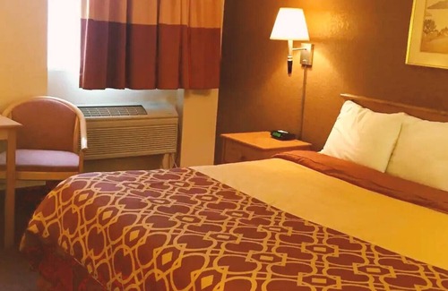 Mankato House | Coratel Inn & Suites by Jasper Mankato -Deluxe 1 King Bed NS