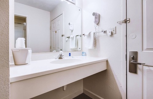 McCook Hotel | Coratel Inn & Suites By Jasper McCook - Deluxe 2 Queen Bed NS