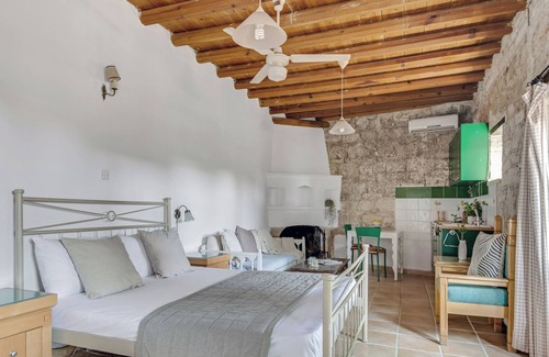 Arsos Apartment | Cornaro House - Deluxe Studio w/ Shared Courtyard