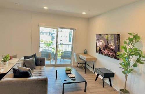 Silver Lake Apartment | Corner 2 Bedroom 2 Bath Condo - Balcony - Parking