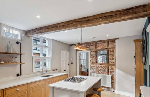 Henley House | Corner Cottage - 3 beds, bathtub, outdoor terrace