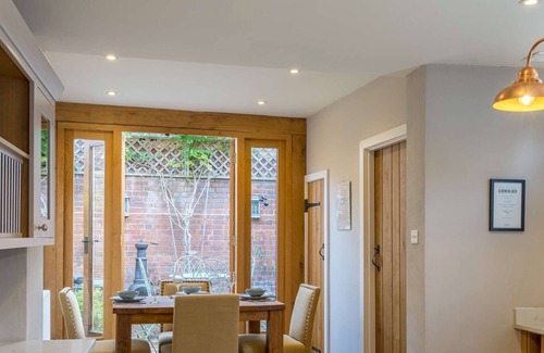 Henley House | Corner Cottage - 3 beds, bathtub, outdoor terrace