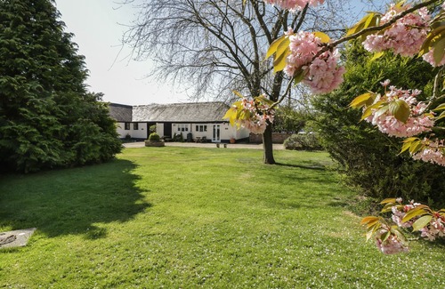 Sedgehill Cottage | CORNER COTTAGE, pet friendly, with a garden in Shaftesbury