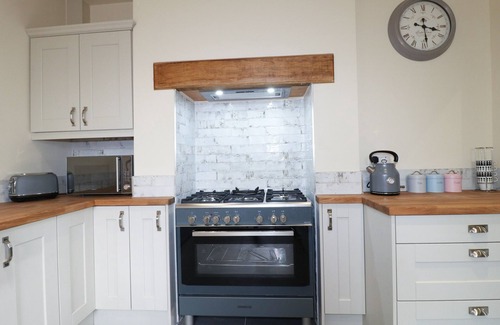 Ilkeston Cottage | CORNER HOUSE COTTAGE, pet friendly in Ilkeston